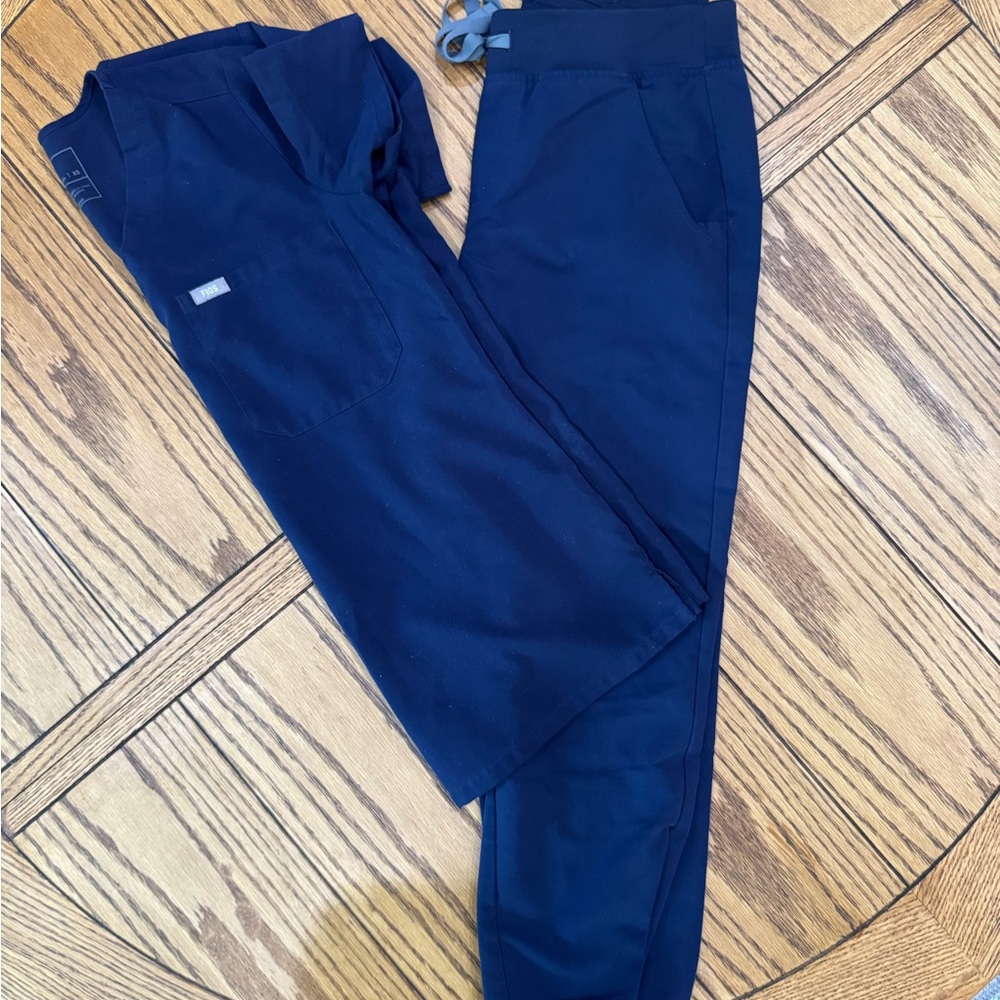 Figs Women’s Zamora jogger (XSP) and Catarina Top (XS) Navy Blue